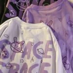 CAMISETA OVERSIZE CON ESTAMPADO ESPACIAL