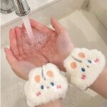 MUÑEQUERAS CON DISEÑO DE CONEJITO PARA SKINCARE