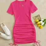 VESTIDO AJUSTADO CON CORDÓN LATERAL FRUNCIDO