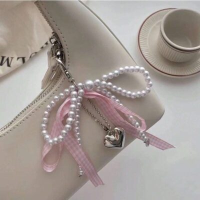 COLGANTE LAZO DE PERLAS Y CINTA ROSA CUADRICULADO