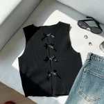 Blusa con detalle de botones de lazos